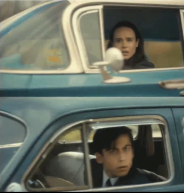 Mème « Cars Passing Each Other »