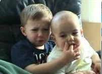 Mème « Charlie Bit My Finger »
