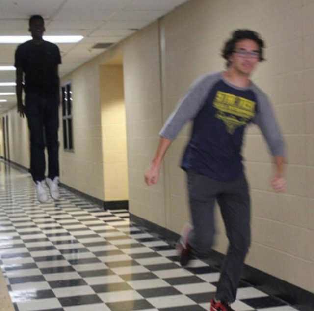 Mème « Floating Boy Chasing Running Boy »