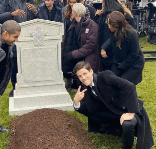 Mème « Grant Gustin Over Grave »