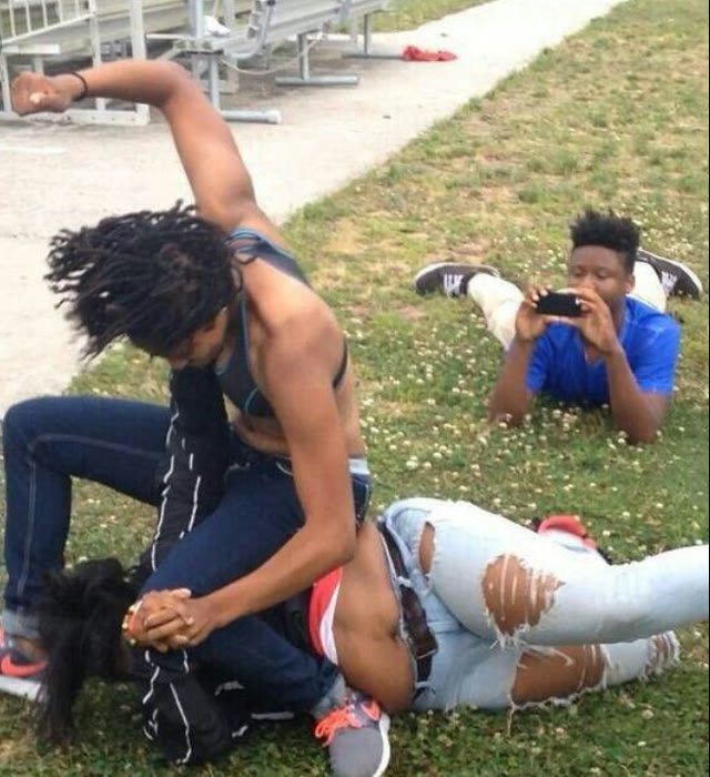Mème « Guy Recording a Fight »