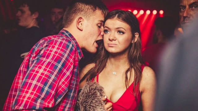 Mème « Guy Talking to Girl in Club »