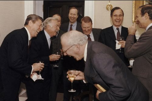 Mème « Laughing Men in Suits »