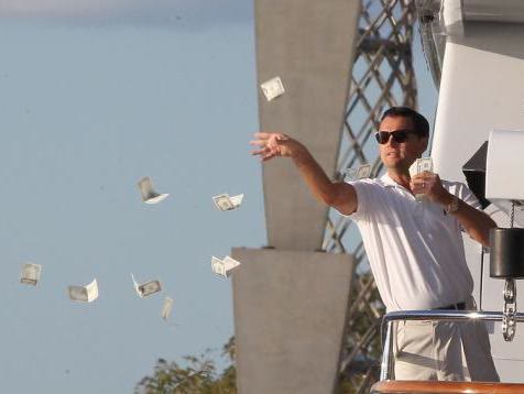 Mème « Leonardo DiCaprio Throwing Money »