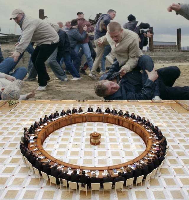 Mème « Men Discussing Men Fighting »