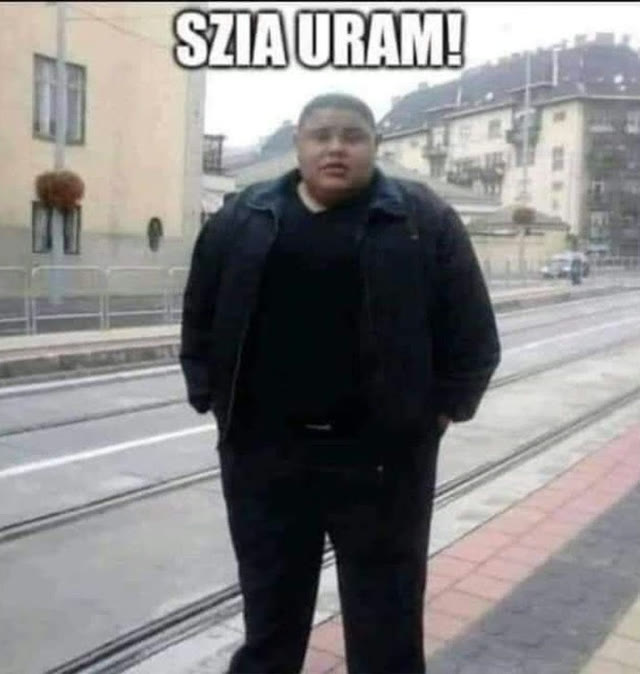 Mème « Szia Uram (uncropped) »