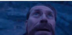 Mème « William Dafoe Looking Up »